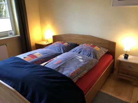 das große Schlafzimmer mit 1,80 m Doppelbett