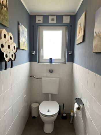 das vom Bad getrennte WC