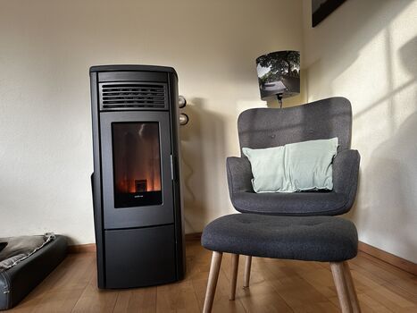 Kuschelig am Pelletofen sitzen