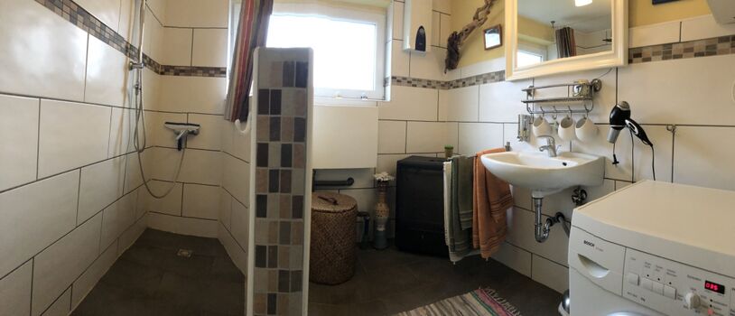 das Bad mit bodengleicher Dusche