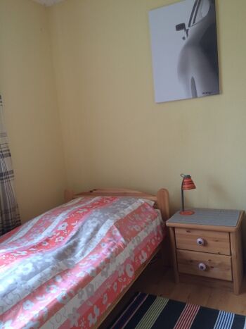 das kleine Schlafzimmer mit 2 getrennten Betten 90 x 200