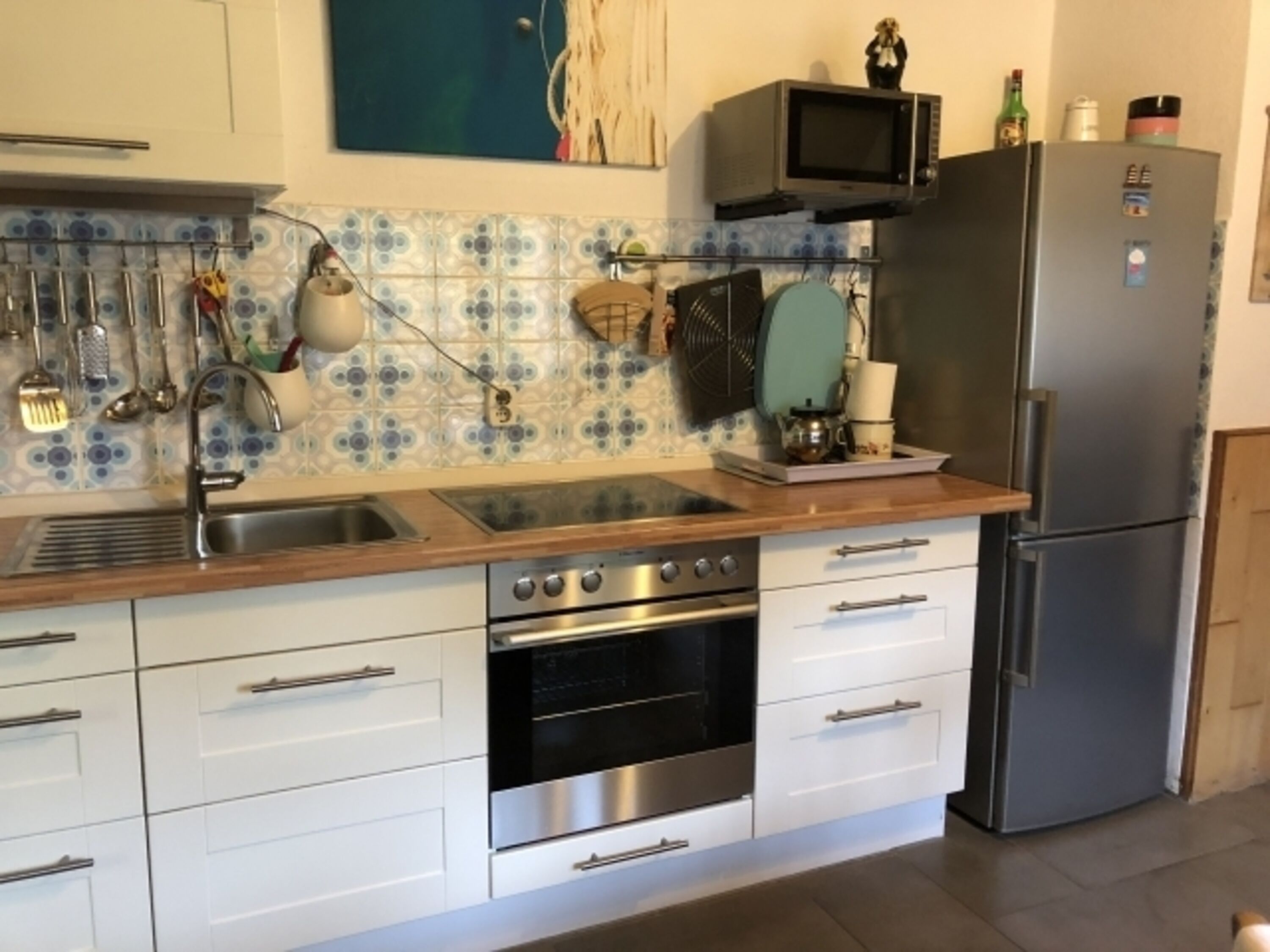 Küchenzeile mit großem Kühlschrank