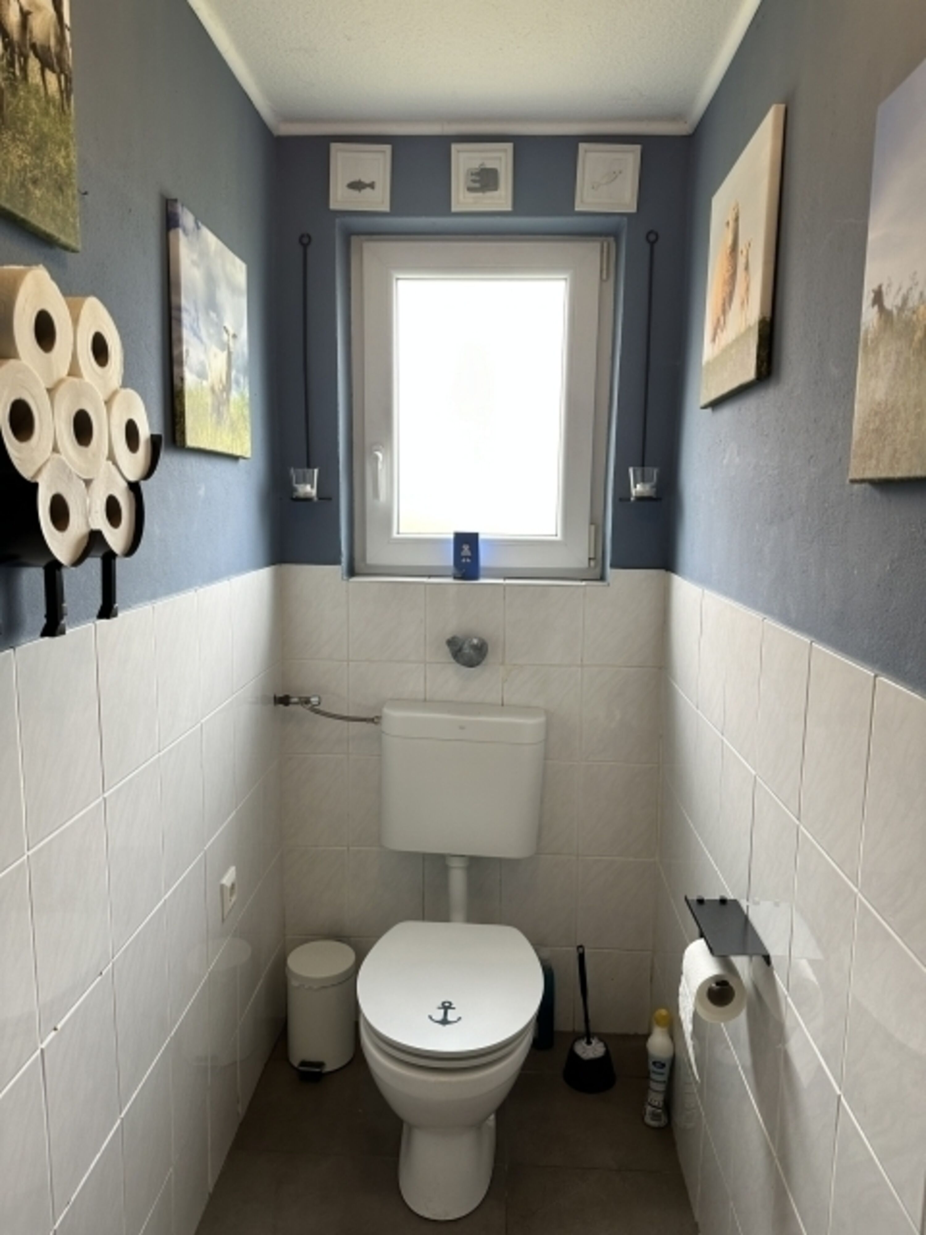 das vom Bad getrennte WC