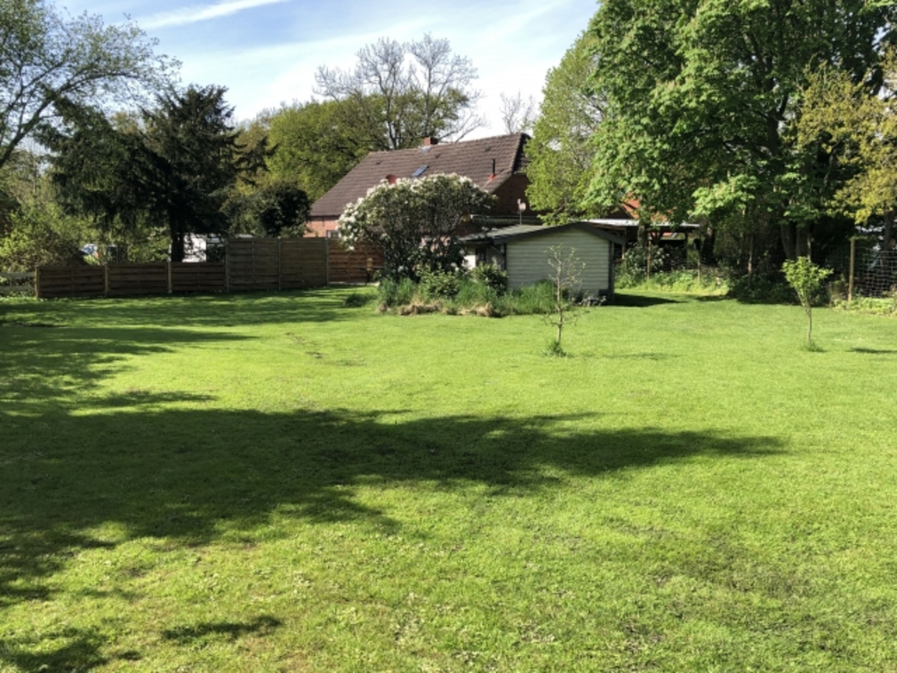 Blick vom hinteren Garten aufs Haus 