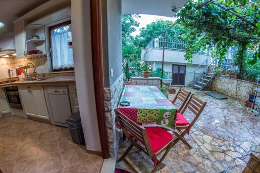 Küche mit Ausgang zum Hof