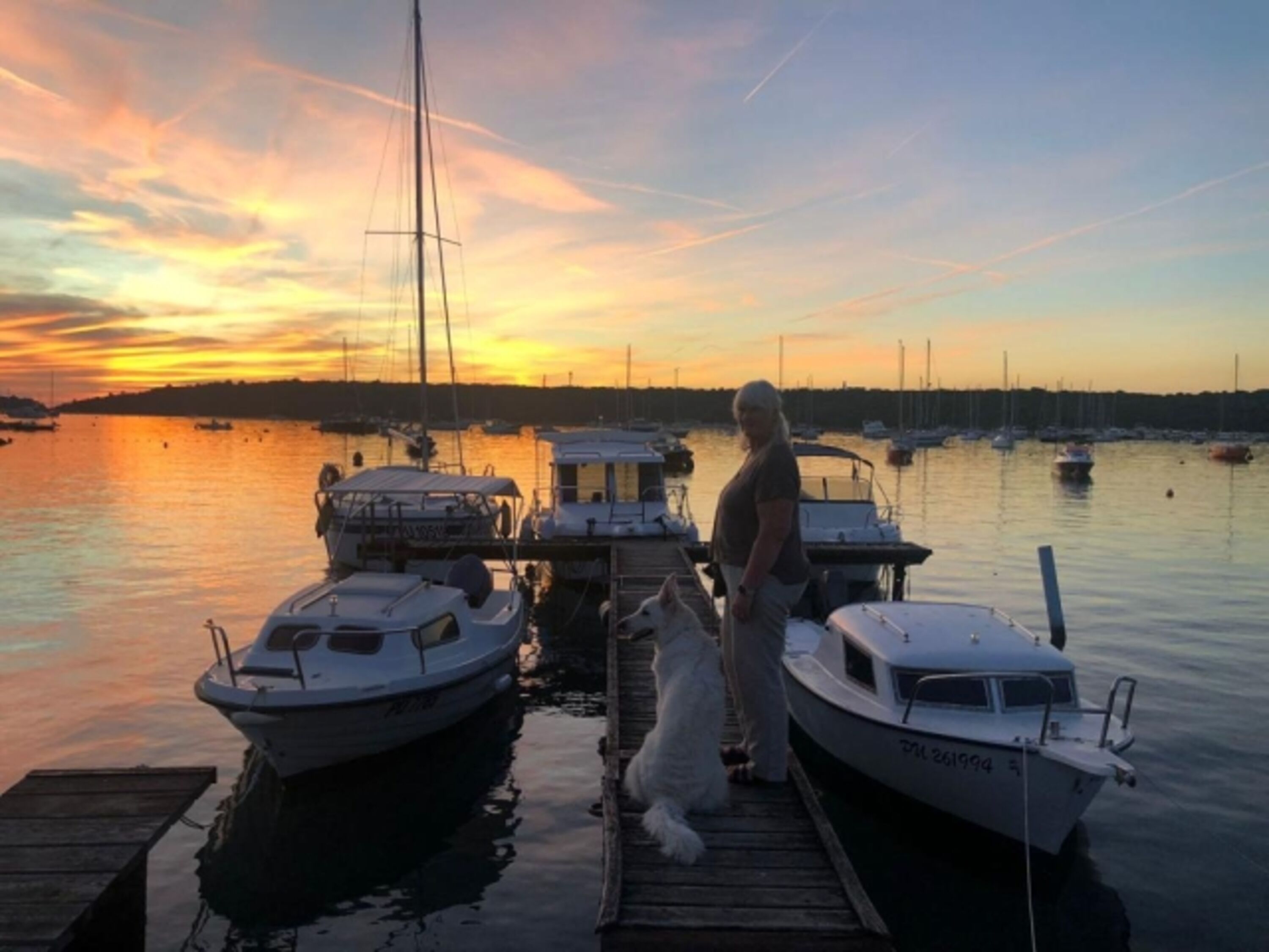 Unsere treuen Gäste Madam Hannah und Ylvi beobachten den Sonnenuntergang von der Promenade in Kastanjez