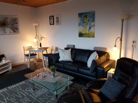 Das Wohnzimmer ist mit TV und einer Musikanlage ausgestattet und bietet im Sitzen den Blick aus dem Panoramafenster auf die Ostsee. So lässt es sich aushalten.: -)