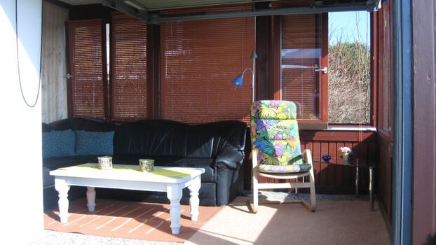 Im Wintergarten befindet sich eine hundefreundliche Leder-Eckcouch, welche auch eine Liegefunktion hat. Selbstverständlich können Sie auch vom Wintergarten aus im sitzen den Blick auf die Ostsee geniessen. Abends machen Sie es sich bei Kerzenschein gemütl