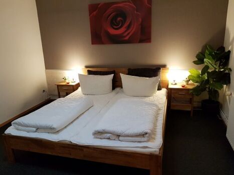 Im Schlafzimmer finden Sie ein grosses Doppelbett sowie ein zweiter TV. Ein elektrisches Oberlichtfenster mit Rollo sorgt für eine gemütliche Atmosphäre. Da kann man schlaaaaaaaaaafen ohne Ende. Wenn man will.