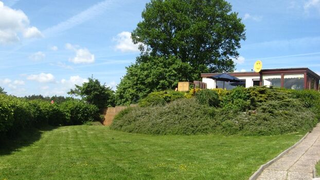 Das leicht erhöhte Grundstück sichert Ihnen den Blick auf die Ostsee OHNE dass man Ihnen auf die Terrasse blicken kann.: -) Die Terrasse und der Seitenbereich sind zusätzlich extra umzäunt, sodass "Wuffi" bei geöffneter Haus- und Terrassentür in der Nähe 