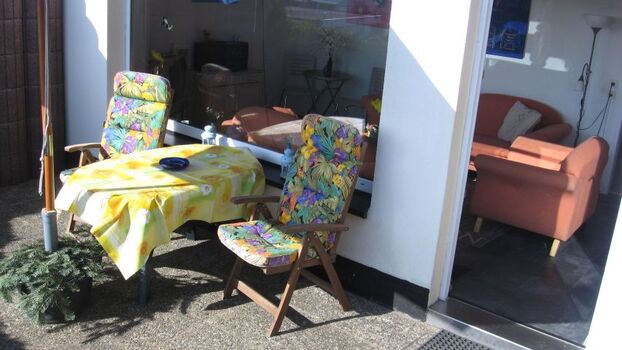 Auf der kuscheligen "Hoch"-Terrasse (ca. 3 Meter über der Strasse) mit der ca. 1 Meter hohen Bepflanzung ist man "blicksicher". Durch die hohe Lage sieht man über alles hinweg direkt auf die Ostsee, welche 2 Minuten zu Fuss nah ist. Abends kann man die be