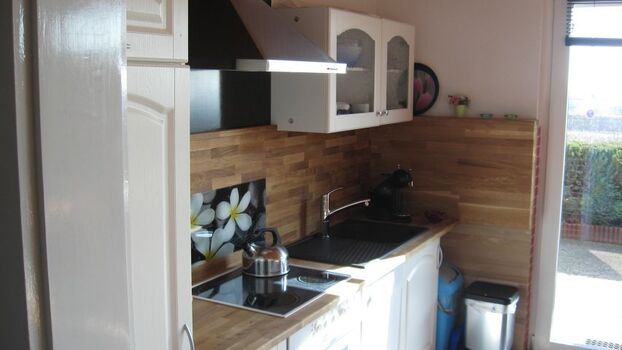 Im Wohnzimmer befindet sich die gut ausgestattete Küche mit Kühl- Gefrierkombi, Ceranfeldherd, Umluftbackofen, Geschirrspüler, Kaffeemaschine, Toaster, Teekessel und was man sonst noch so braucht.