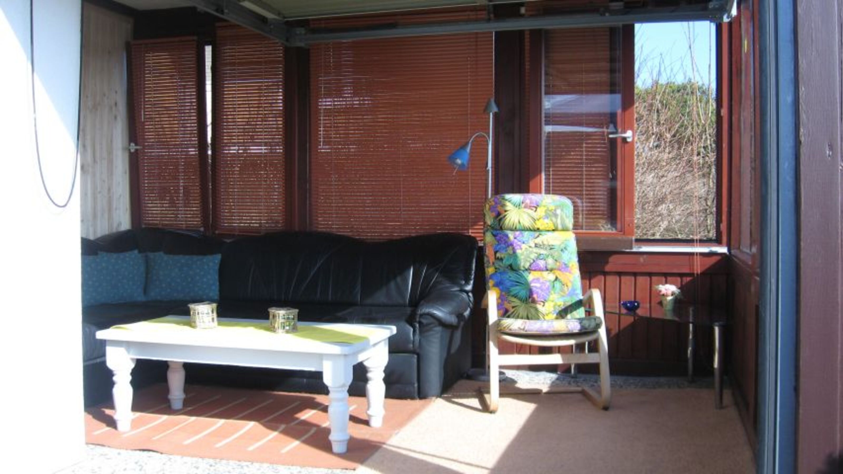 Im Wintergarten befindet sich eine hundefreundliche Leder-Eckcouch, welche auch eine Liegefunktion hat. Selbstverständlich können Sie auch vom Wintergarten aus im sitzen den Blick auf die Ostsee geniessen. Abends machen Sie es sich bei Kerzenschein gemütl