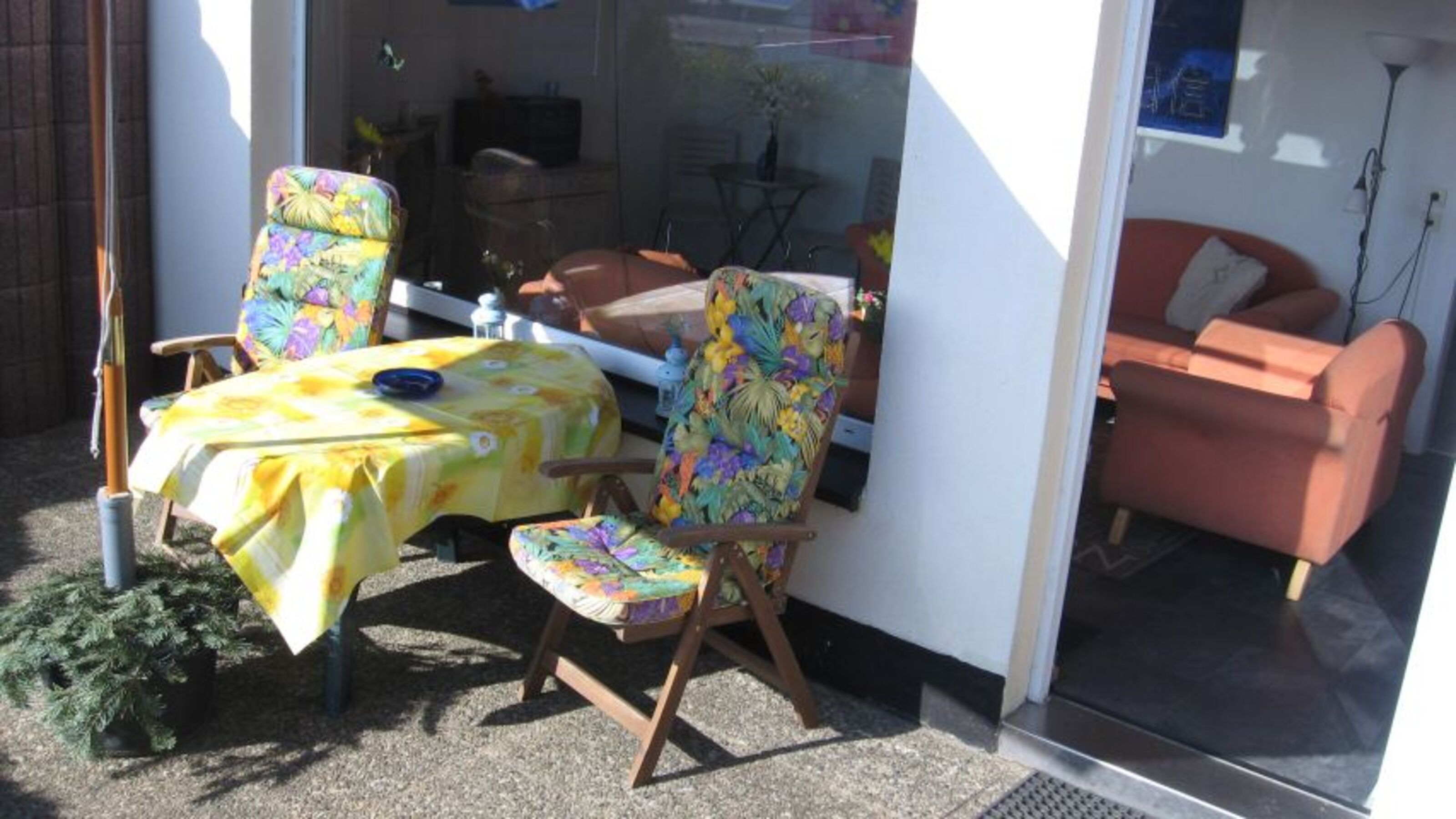 Auf der kuscheligen "Hoch"-Terrasse (ca. 3 Meter über der Strasse) mit der ca. 1 Meter hohen Bepflanzung ist man "blicksicher". Durch die hohe Lage sieht man über alles hinweg direkt auf die Ostsee, welche 2 Minuten zu Fuss nah ist. Abends kann man die be