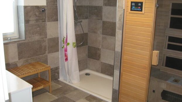 Das räumige Duschbad im Erdgeschoss mit grosser bodengleicher 90 x 120 Dusche und Infrarot-Sauna. Geniessen Sie diesen Wellness-Bereich besonders in den Wintermonaten. Ebenfalls im Erdgeschoss finden Sie ein Extra-WC. Ein zweites Duschbad finden Sie im Ob