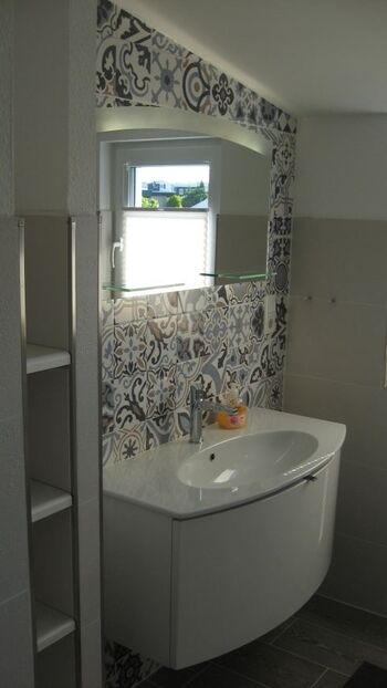 Das Duschbad im Obergeschoss mit ebenfalls grosser bodengleicher 90 x 120 Dusche.