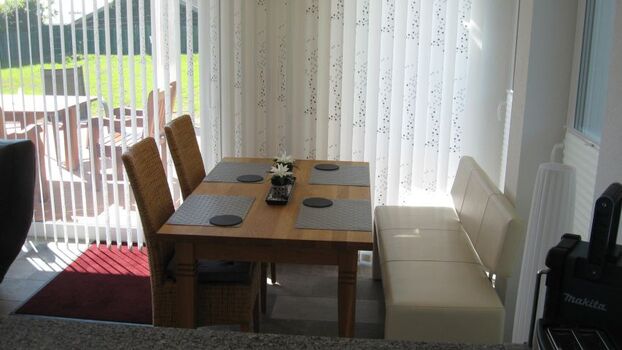 Direkt an der Küche finden Sie den Esstisch mit Sitzbank und Stühlen. Geniessen Sie hier z.B. ein Frühstück mit frischen Brötchen, welche Sie sich in der Zeit von April bis September vom naheliegenden Kiosk in wenigen Minuten besorgen können. Anschliessen