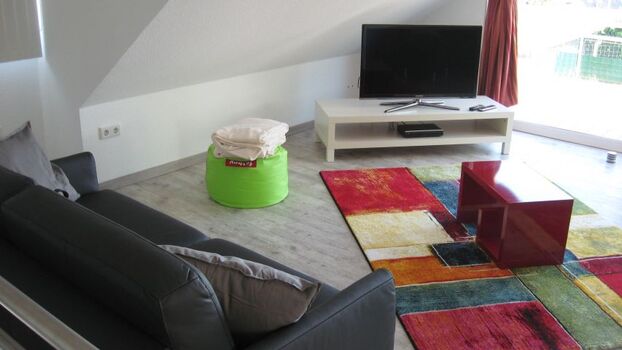 Im Obergeschoss finden Sie ein weiteres "saugemütliches" Wohn- Schlafzimmer mit Leseecke (hier im Bild) und ein weiteres hochwertiges Schlafsofa mit verstellbarem Lattenrost, 1,80 x 2,00 m sowie einen zusätzlichen Flat-TV. Von hier haben Sie den klasse Me