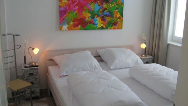 Das Schlafzimmer im Erdgeschoss hat ein 180er Doppelbett und einen zusätzlichen Flat-TV. Das Haus ist so konzipiert, dass das Erdgeschoss alle Zimmer einer kompletten Wohnung bietet.