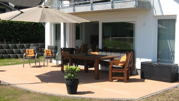 Die grosse Terrasse mit direkt anschliessendem Rasen. Geniessen Sie hier Ihren Urlaub und lassen es sich gut gehen. Einen Grill finden Sie hier auch.