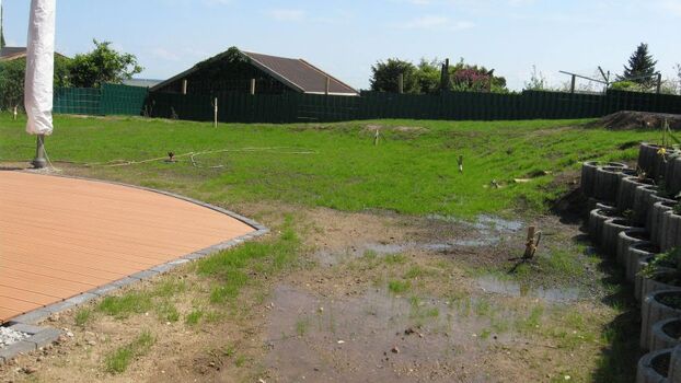 Grosses und eingezäuntes Grundstück. Ideal für Hundebesitzer. Der Rasen ist derzeit noch im Wachstum, da das Haus nigelnagelneu ist.