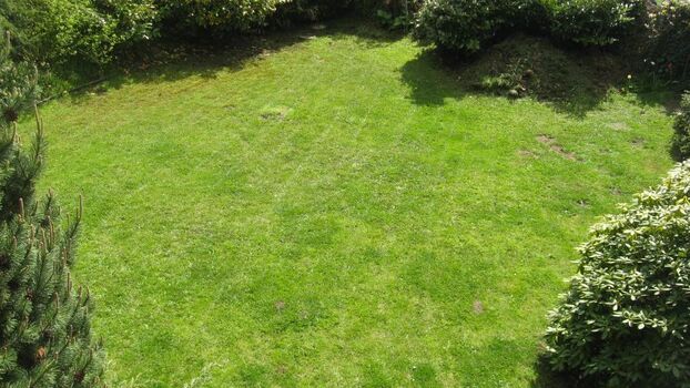 Auch über die beiden Terrassenausgänge kommen Sie aus 2 Schlafzimmern direkt in den Garten oder über die Seiten-Terrasse. Hier ist alles blickdicht zu den Nachbarn. Als Hundebesitzer könenn Sie auch ganz entspannt sein, weil alles hoch eingezäunt und eing