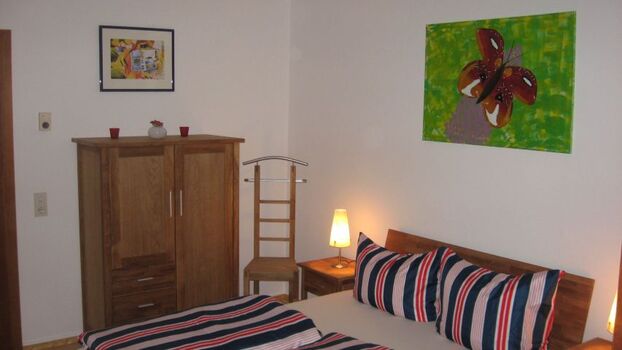 Hier sehen Sie eines der 2 Schlafzimmer. Alle haben ein Doppelbett und bieten Platz für 6 Personen. 2 der Schlafzimmer haben Terrassenelemente. Sie kommen direkt auf die untere Terrasse und dem Garten. Wer hat das schon? Das Duschbad mit begehbarer grosse