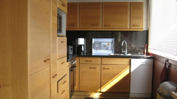 Hier ein Blick in die Küche, welche sich direkt am Wohnzimmer befindet. Ceranfeldherd mit Backofen, Geschirrspüler, Kühl- Gefrierkombi, Mikrowelle, Wasserkocher, Toaster, Kaffeemaschine und was man eben alles so braucht in einer Küche.