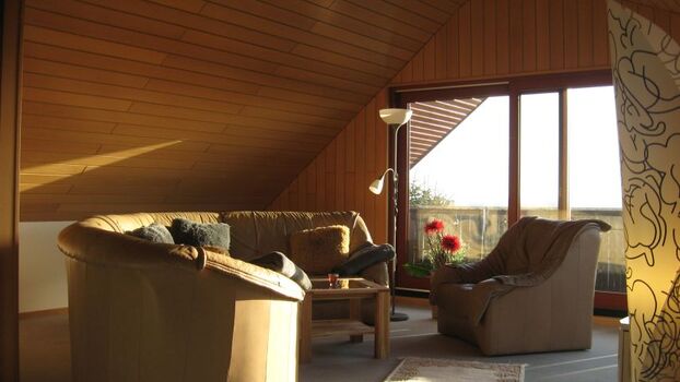 Die Lounge im Dachgeschoss hat den 100% Kuschelfaktor. Sie finden dort auch eine kleine Pantry, damit Sie Ihren Kaffee oder Tee kochen können. Ein TV und eine Musikanlage runden alles ab. Auch gibt es hier oben eine Toilette. Im Anschluss an die Lounge ge