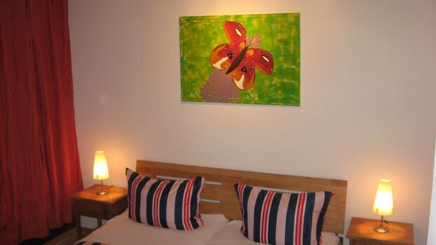 Hier sehen Sie eines der 2 Schlafzimmer. Alle haben ein Doppelbett und bieten Platz für 6 Personen. 2 der Schlafzimmer haben Terrassenelemente. Sie kommen direkt auf die untere Terrasse und dem Garten. Wer hat das schon? Das Duschbad mit begehbarer grosse