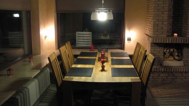 Der grosse und sehr stabile Esstisch für 4 Personen, übrigens auch mit Meerblick: -), lädt auch zu Spieleabenden ein oder man kann seine Tageszeitung ungestört ausbreiten. Das gesamte Objekt bietet so viele Möglichkeiten, dass man hier gar nicht weiss wo 