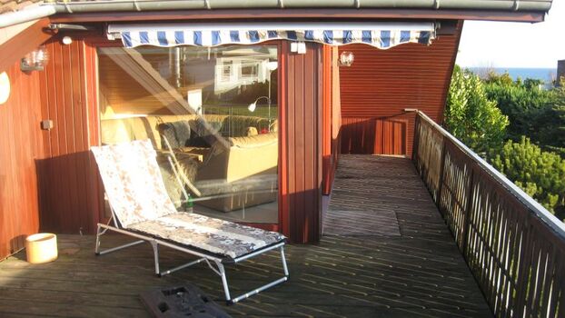 Dach-Terrasse an der Lounge mit herrlichem Meerblick. Hier kann man einfach nur sitzen, tief durchatmen und die Gedanken schweifen lassen. Geniessen Sie den Sonnenaufgang bis zur Abendsonne... oder nutzen Sie die Seiten-Terrasse... oder die untere Garten-