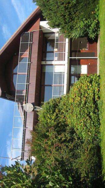 Das hundefreundliche Haus (bis 4 Personen) mit grossem Wohnzimmer, Kamin und toller Aussicht auf die Ostsee. 2 Minuten zum Strand. Dachgeschoss-Lounge mit Sonnenterrasse und traumhaften Meerblick. 3 Schlafzimmer, 2 Toiletten (1x Duschbad). Abgeschlossenes