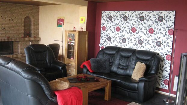 Das ca. 50 qm grosse Wohnzimmer bietet Ihnen eine grosse gemütliche Ledergarnitur, einen grossen stabilen Esstisch für 6 Personen und einen Kamin, den man nicht übersehen kann, Flachbild-TV und Musikanlage und... natürlich Panoramascheiben mit Meerblick. 