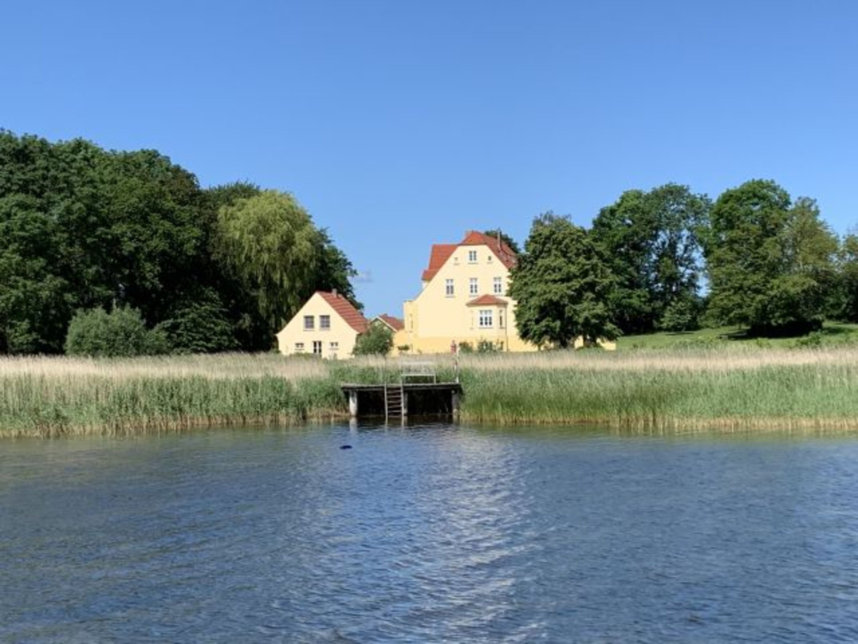 Gut Grubnow vom Wasser gesehen