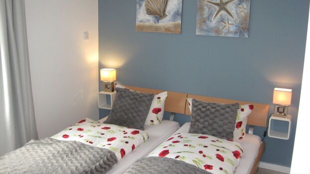 Eines der beiden Schlafzimmer mit 140er Bett und TV.