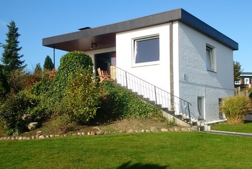 Vor den Toren der Touristenstadt Grömitz gibt es noch ein Geheim-Tipp an der Ostsee. Der Kurabgabenfreie Sandstrand, direkt an der Steilküste und den umgebenden Wäldern, ist einzigartig.