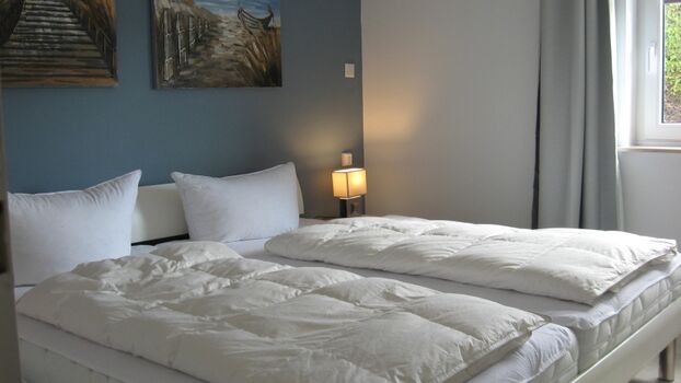 Eines der beiden Schlafzimmer mit 180er Bett.