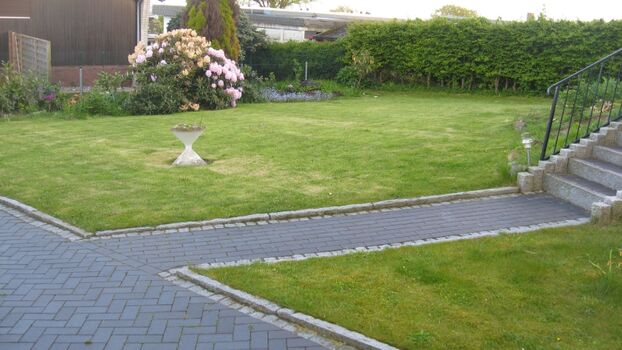 Das Grundstück ist komplett hundegerecht umzäunt. Wir sind selber Hundebesitzer und wissen worauf es ankommt.; -) Eine Umzäunung, auf die Sie sich verlassen können.