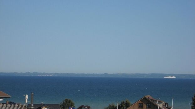 Hier sehen Sie die Aussicht von der Terrasse aus. Sie lieben den direkten Kontakt zum Meer? Hier ist er. Geniessen Sie schöne Momente auf der Terrasse, tagsüber oder Nachts. Das Wechselspiel der Aussicht fasziniert uns selber nach über 40 Jahren.