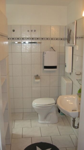 Es befindet sich 1 Duschbad/WC im Haus. 