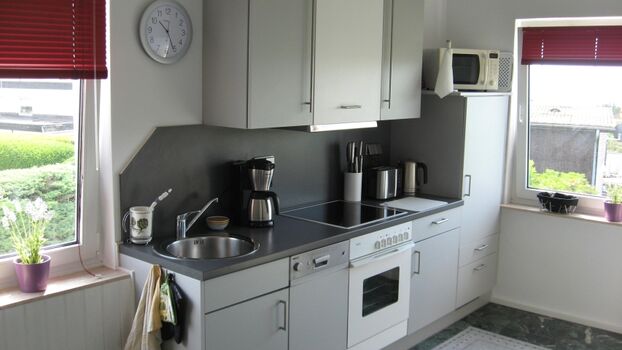 Die offene Küche ist voll ausgestattet. Geschirrspüler, Herd mit Ofen, Mikrowelle, Kühl- und Gefrierschrank, Kaffeemaschine, Toaster, Wasserkocher und was man eben alles so braucht.