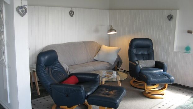 Der Wohnbereich mit 2 Relaxsesseln und Couch.