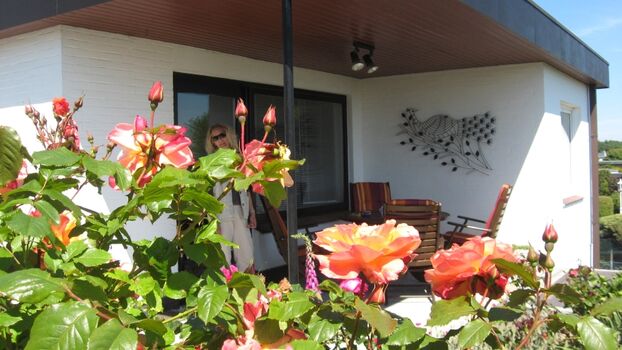 Der überdachte Terrassenteil bietet Ihnen ein gemütliches und geschütztes Ambiente. Sie können ihn also bei fast jedem Wetter nutzen. 