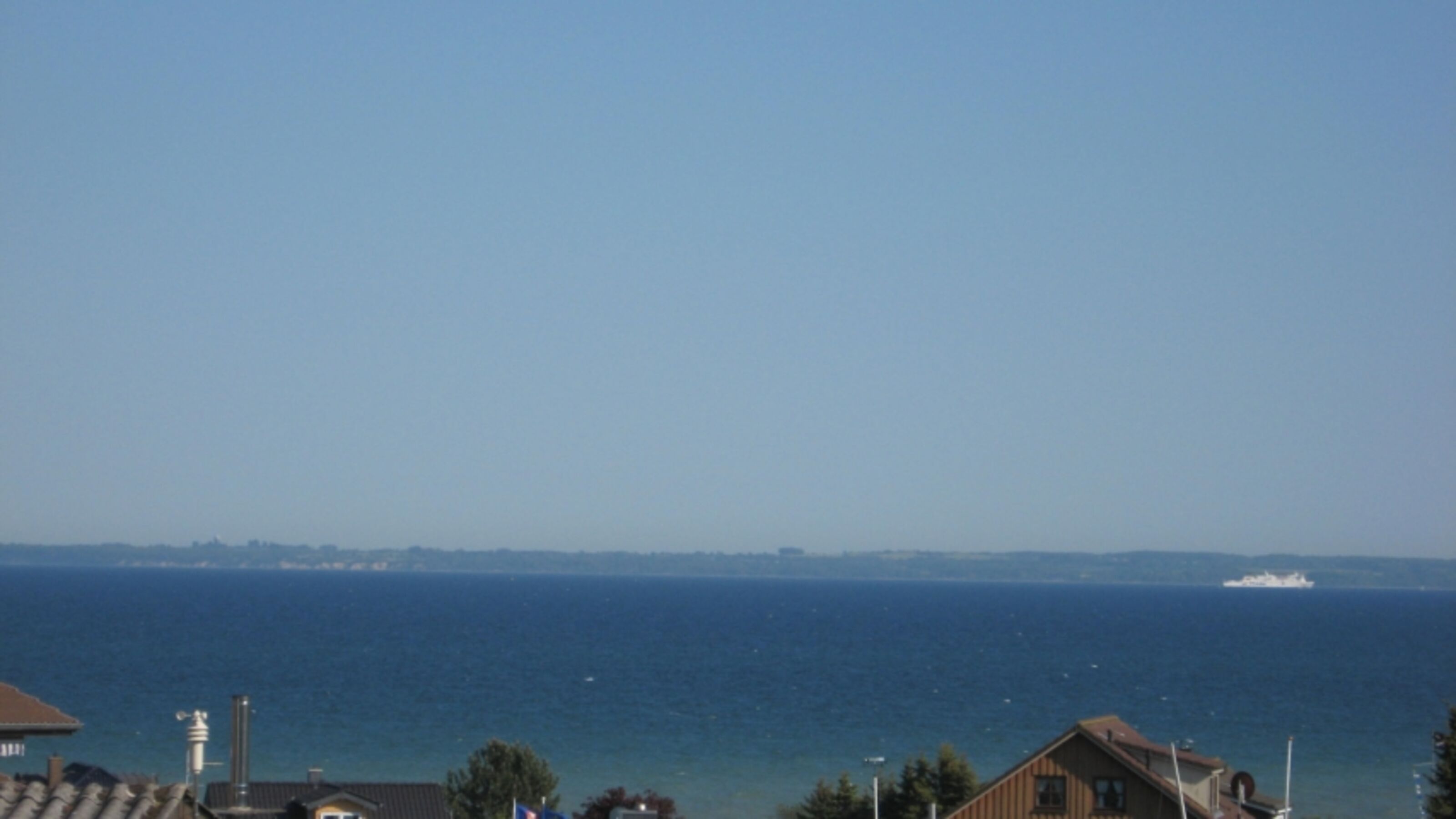 Hier sehen Sie die Aussicht von der Terrasse aus. Sie lieben den direkten Kontakt zum Meer? Hier ist er. Geniessen Sie schöne Momente auf der Terrasse, tagsüber oder Nachts. Das Wechselspiel der Aussicht fasziniert uns selber nach über 40 Jahren.