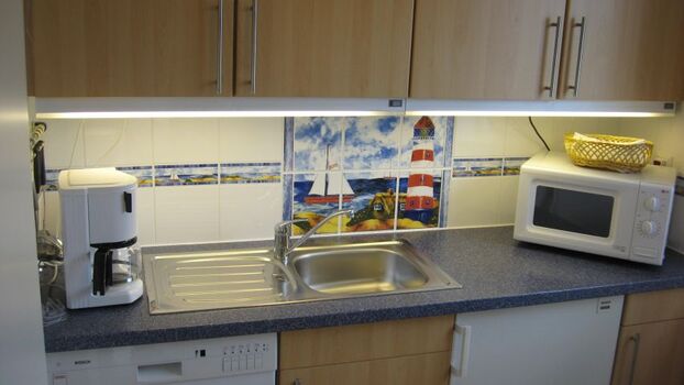 Die relativ neue Küche ist komplett ausgestattet mit einem Geschirrspüler, Ceranherd, Ofen, Kühl- Gefrierschrank, Mikrowelle, Filterkaffeemaschine, Wasserkocher.