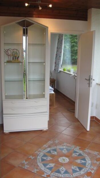 Hier der Eingangsbereich über den Sie ins kleine Schlafzimmer gelangen und in den Flur zum Wohnzimmer und ins Duschbad. Bedenken Sie bitte, wenn Sie mit mehreren Personen Urlaub machen möchten, dass das Haus nur über ein Duschbad verfügt.