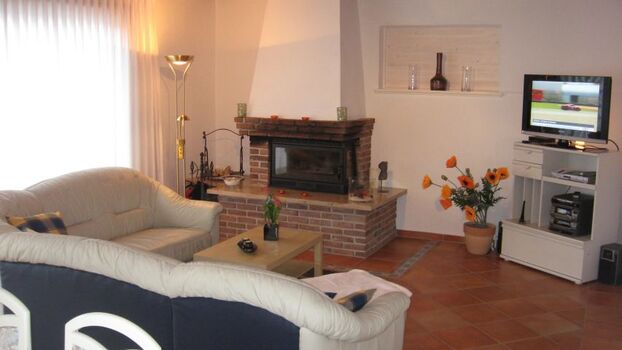 Das Wohnzimmer mit gemütlicher Couch, Kamin, Flachbild-TV, DVD-Player und Musikanlage bietet alles was man braucht. Von hier kommen Sie direkt zur grossen Terrasse.