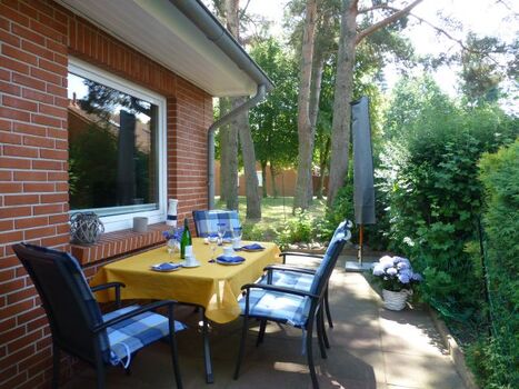 ruhige Sitzecke im Halbschatten hohe Kiefern r 