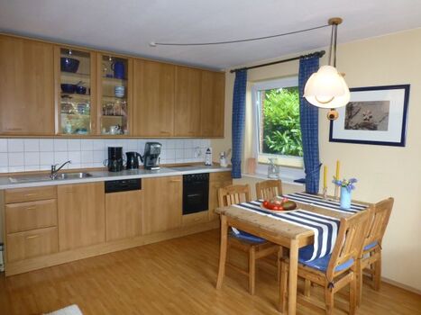 Küchenzeile mit Essecke